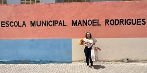 Professora de Fortaleza é homenageada em último dia de trabalho