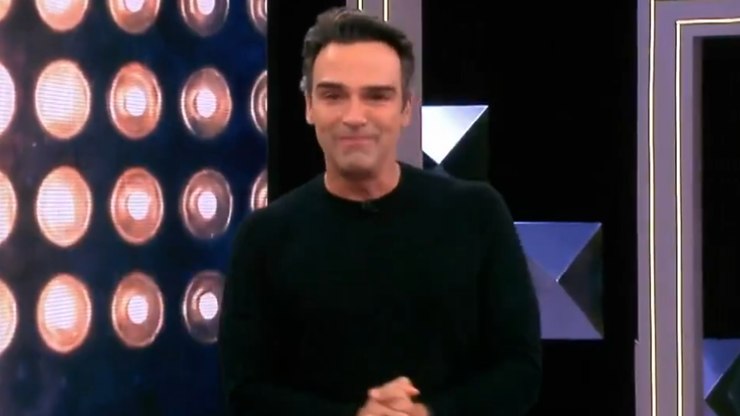 Tadeu Schmidt chora ao homenagear irmão no BBB 26