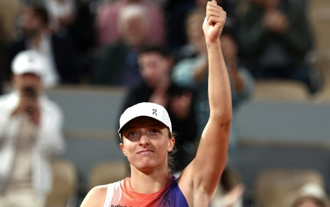 Iga Swiatek comemora a vitória sobre a francesa Leolia Jeanjean nesta segunda-feira, na primeira rodada de Roland Garros