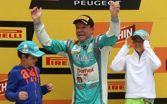 Ao lado dos filhos, Rubens Barrichello comemora o título da Stock Car 2014, em Curitiba