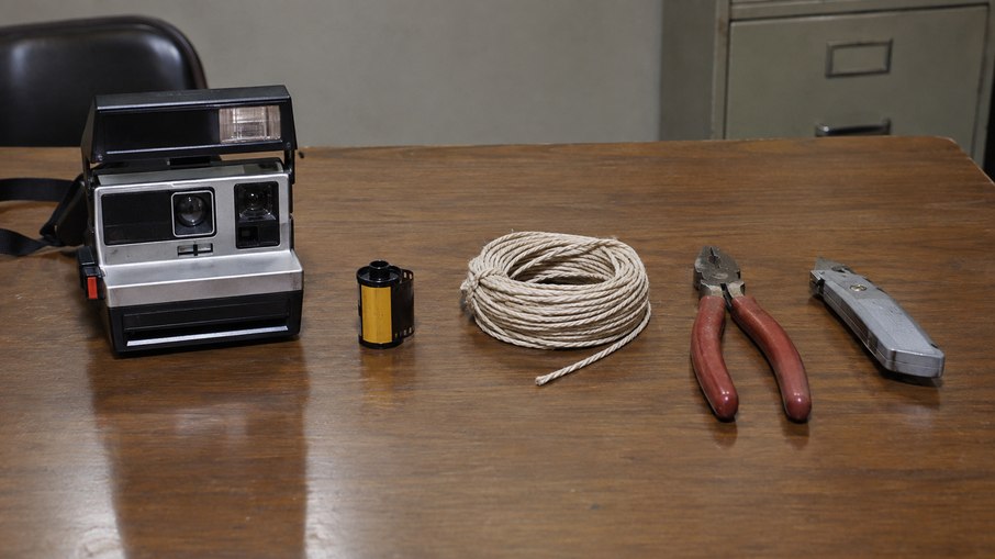 Na noite em que Montgomery desapareceu, o cartão de crédito de Conahan foi usado para comprar corda, filme para câmera Polaroid, alicate e uma faca utilitária Na noite em que Montgomery desapareceu, o cartão de crédito de Conahan foi usado para comprar corda, filme para câmera Polaroid, alicate e uma faca utilitária