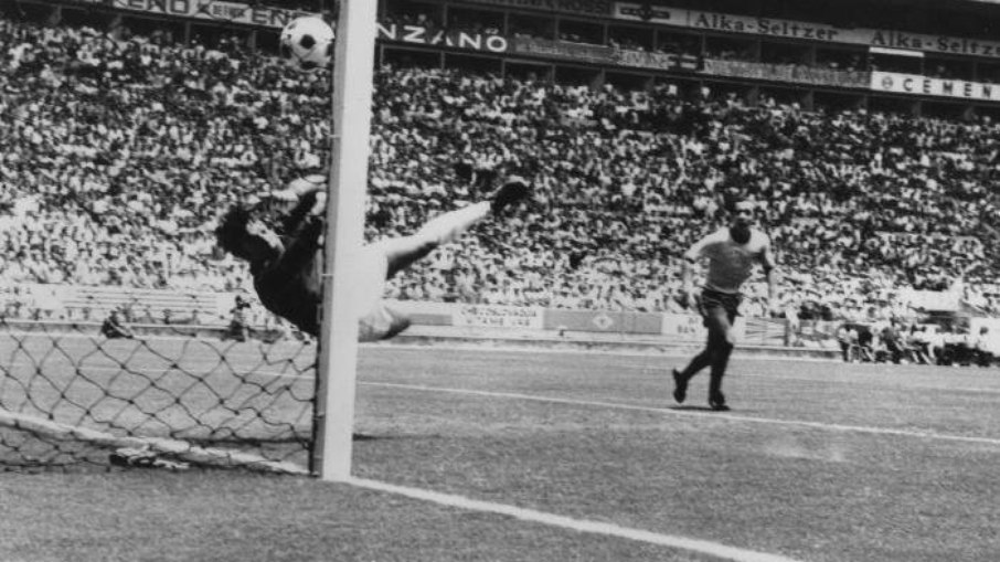 Gordon Banks x Pelé em 1970 Gordon Banks x Pelé em 1970
