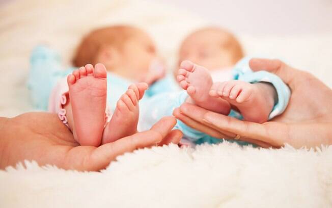 Mãe do Cazaquistão dá a luz gêmeos com três meses de diferença e enaltece médicos: 