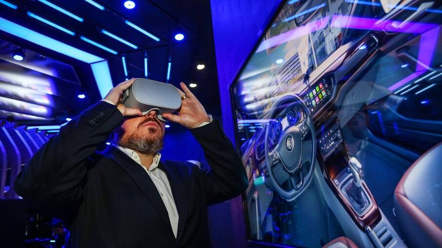 Tela de alta resolução e óculos de realidade virtual fazem parte do novo conceito de concessionária virtual