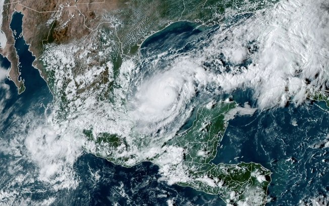 O furacão Milton passa pelo Golfo do México em 6 de outubro de 2024, em imagem cortesia da NOAA e RAMMB