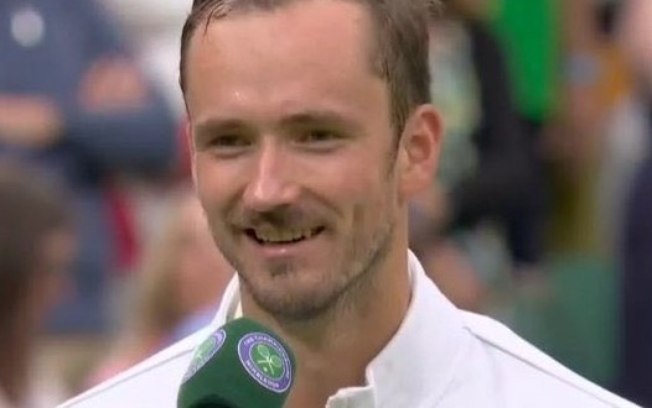 Medvedev explica como tirou vantagem após Sinner passar mal em Wimbledon