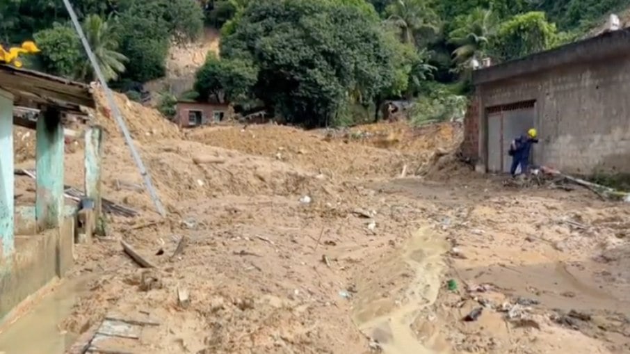Casas foram destruídas após as tempestades em Pernambuco