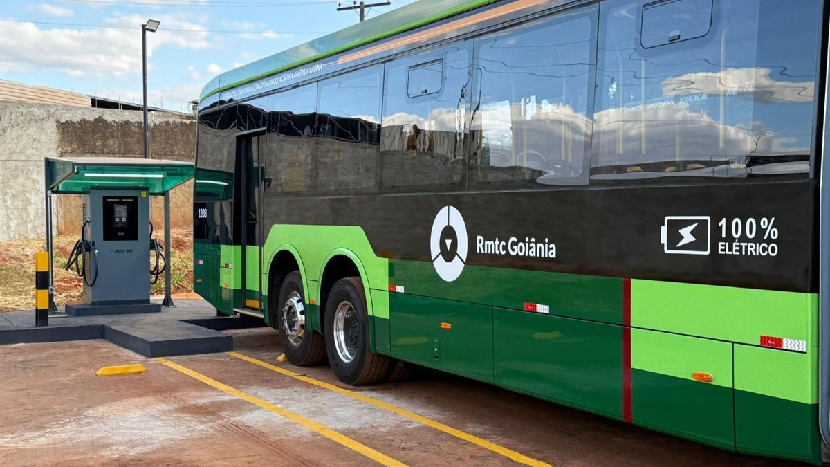 Ônibus elétrico da Rmtc utiliza um dos carregadores instalados no Eletroposto Oeste Ônibus elétrico da Rmtc utiliza um dos carregadores instalados no Eletroposto Oeste