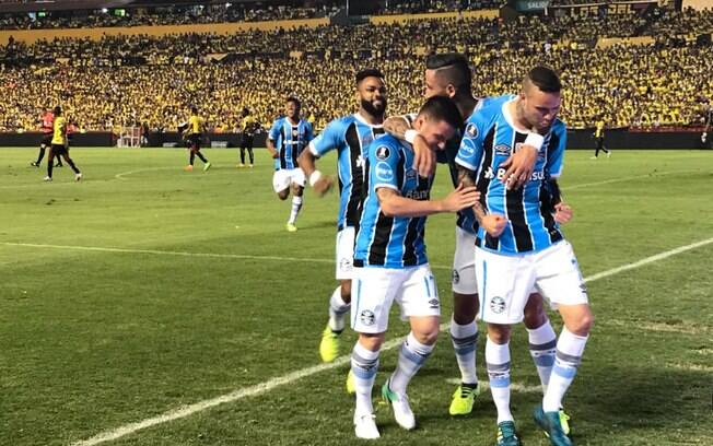 Jogadores do Grêmio comemoram o primeiro gol diante do Barcelona-EQU
