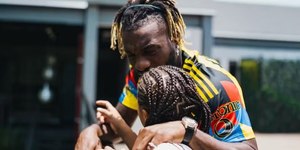 Atacante rescinde contrato após racismo contra filhos