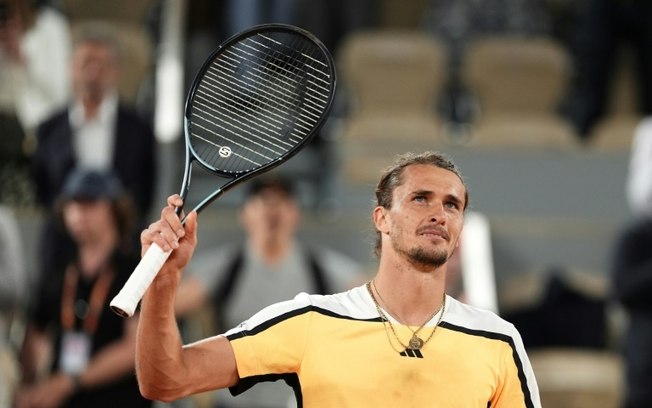 Alexander Zverev comemora após a vitória sobre Casper Ruud nas semifinais de Roland Garros em Paris, 7 de junho de 2024