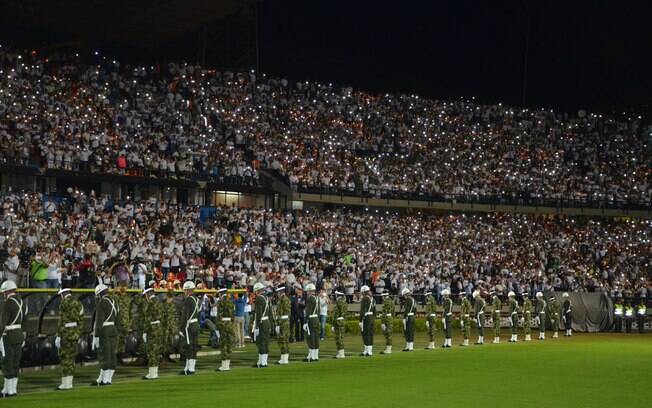 Milhares lotaram o estádio do Atlético Nacional em homenagem à Chape. Algo nunca visto antes no futebol