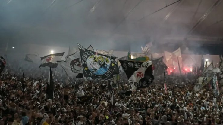 Torcidas de Corinthians e Cruzeiro brigam antes de decisão