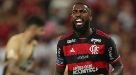 Flamengo marca no fim e conquista vitória suada contra o Athletico-PR