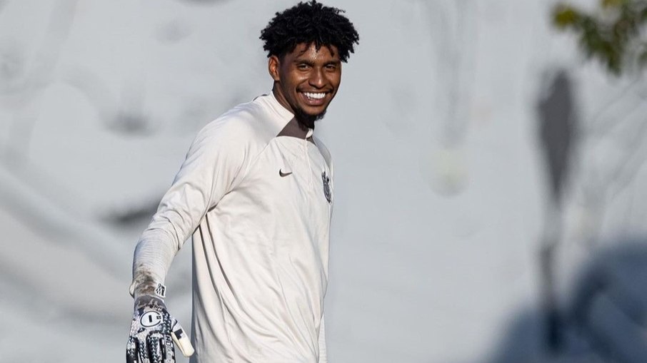 Hugo Souza vai às lágrimas em primeira entrevista após ser comprado pelo Corinthians