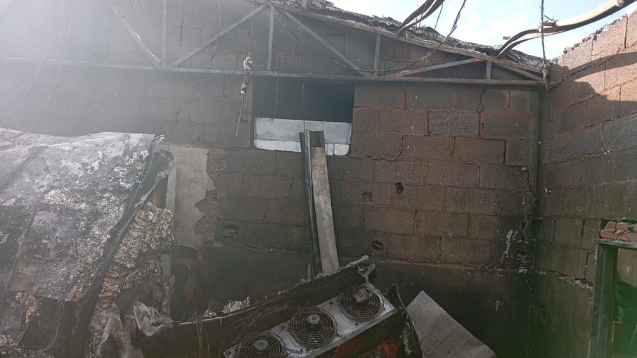 Estado do galpão após incêndio Estado do galpão após incêndio
