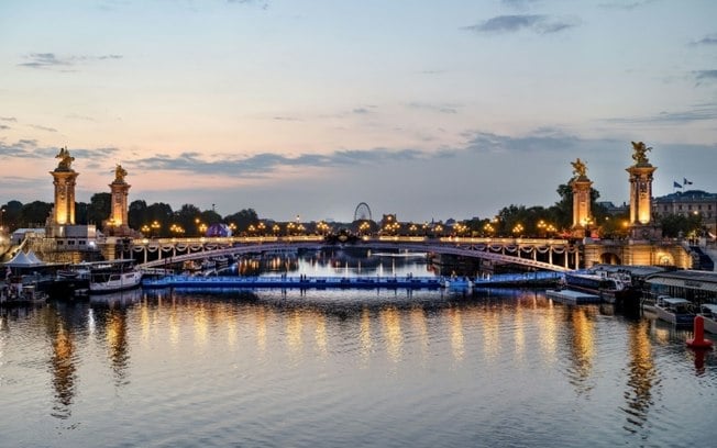 Foto do rio Sena, na altura da ponte Alexandre III, onde no dia 17 de agosto de 2023 foi instalada a linha de largada de uma prova de triatlo no teste para os Jogos de Paris