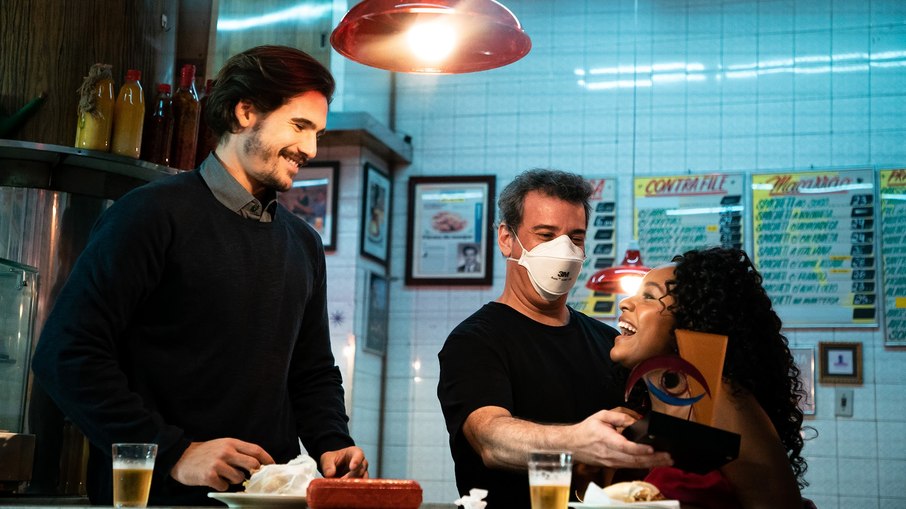 Nicolas Prattes e Duda Santos em uma das cenas do filme 'Pronto, Falei' 