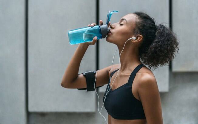 Beber água: descubra os benefícios para a saúde além da hidratação
