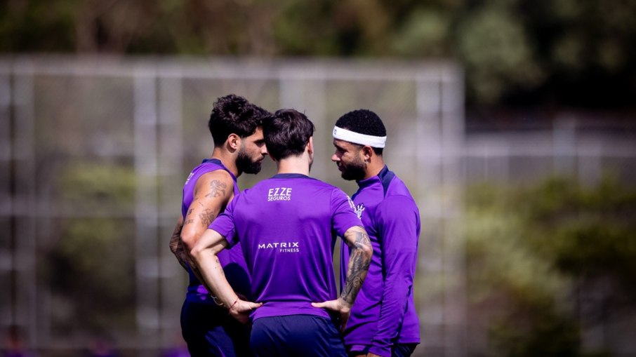 Yuri Alberto, Rodrigo Garro e Memphis Depay em treino do Corinthians