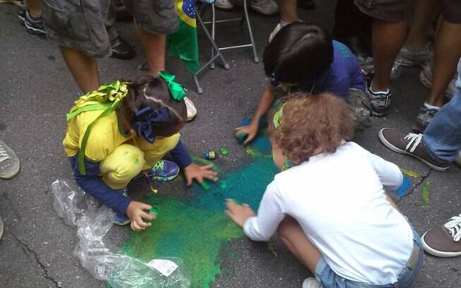 Crianças pintam cartaz em manifestação em São Paulo, no domingo (15). Foto: Barbara Liborio/iG