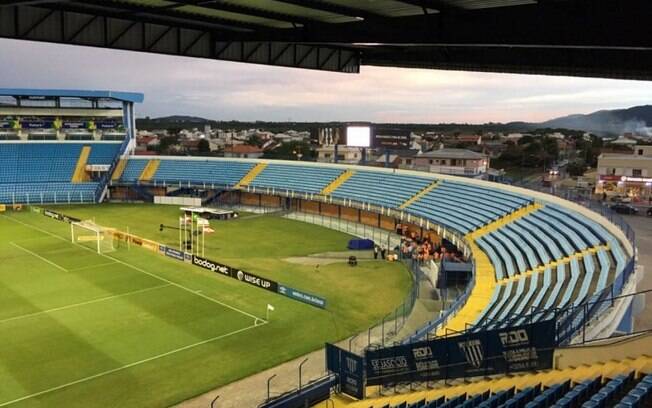 Por garrafa atirada no campo, Avaí será julgado pelo STJD