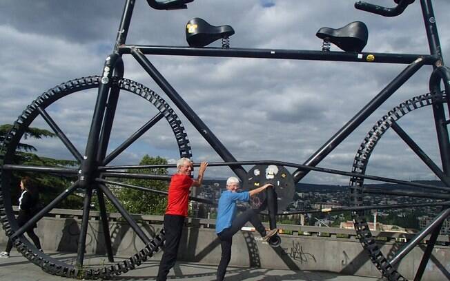 Chris e Peter em monumento de bicicleta na cidade de Tibilisi, na Geórgia