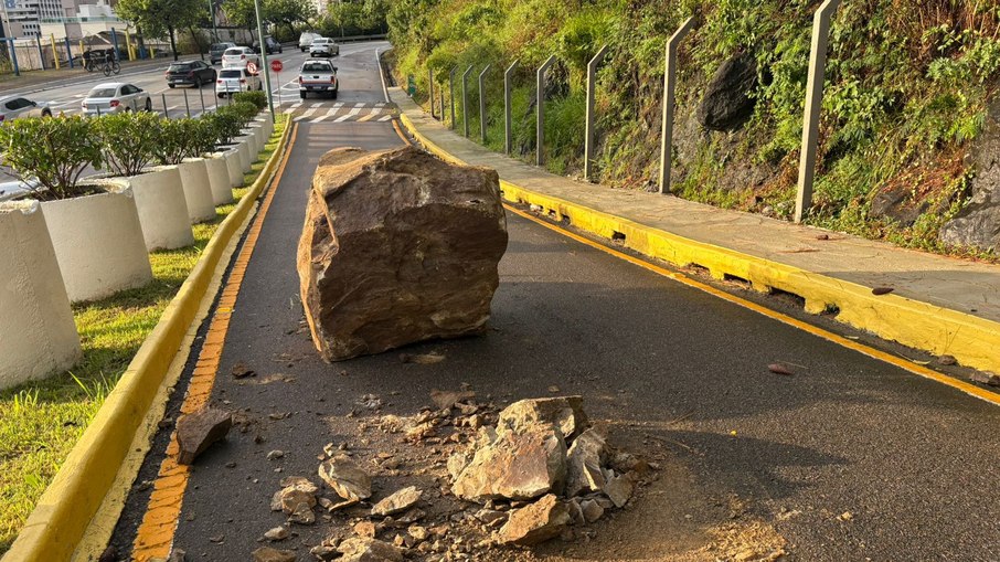 A pista está interditada na descida da Rua Indonésia pois há risco de novos rolamentos A pista está interditada na descida da Rua Indonésia pois há risco de novos rolamentos
