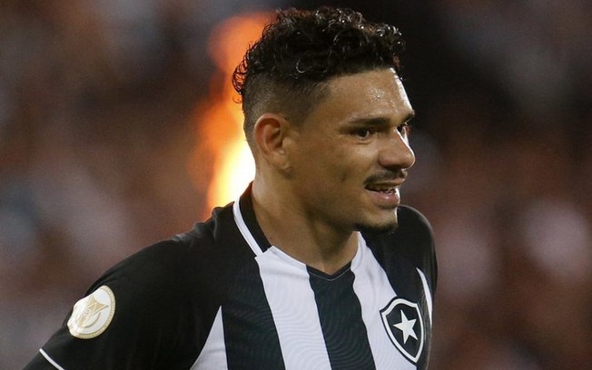 Tiquinho vibra com primeiro gol pelo Botafogo e projeta sequência de vitórias no Brasileirão