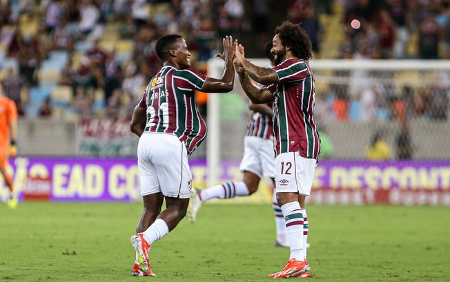 Árias recebe os cuimprimentos de Marcelo após fazer um gol para o Fluminense sobre o Sampaio 