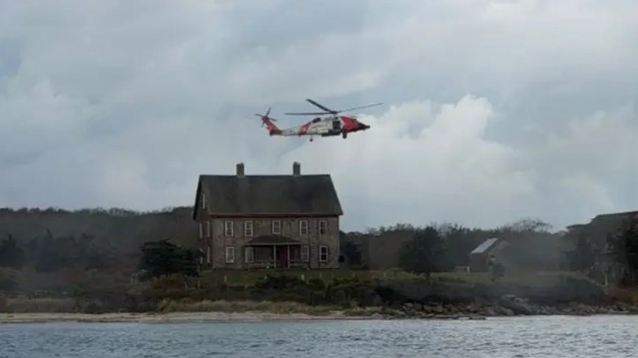 Mulher morre após ser resgatada de ilha nos EUA após incêndio em barco Mulher morre após ser resgatada de ilha nos EUA após incêndio em barco
