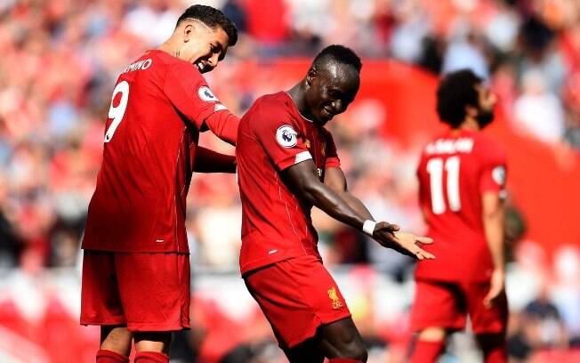 Firmino e Mané celebram gol do Liverpool