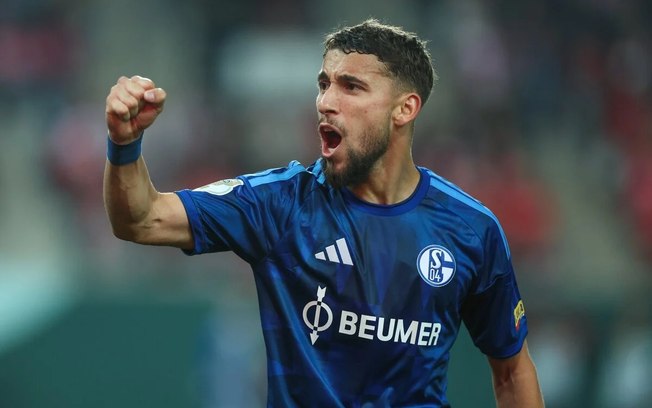 Jogadores do Schalke vibram appos uma dos gols no 5 a 2 sobre o Hallescher, pela Copa da Inglaterra Jogadores do Schalke vibram appos uma dos gols no 5 a 2 sobre o Hallescher, pela Copa da Inglaterra