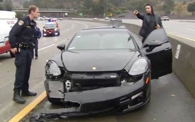 Stephen Curry conversa com policial após acidente de carro em estrada de Oakland
