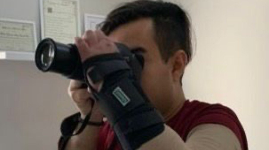 Guilherme utiliza a câmera fotográfica durante as sessões de fisioterapia