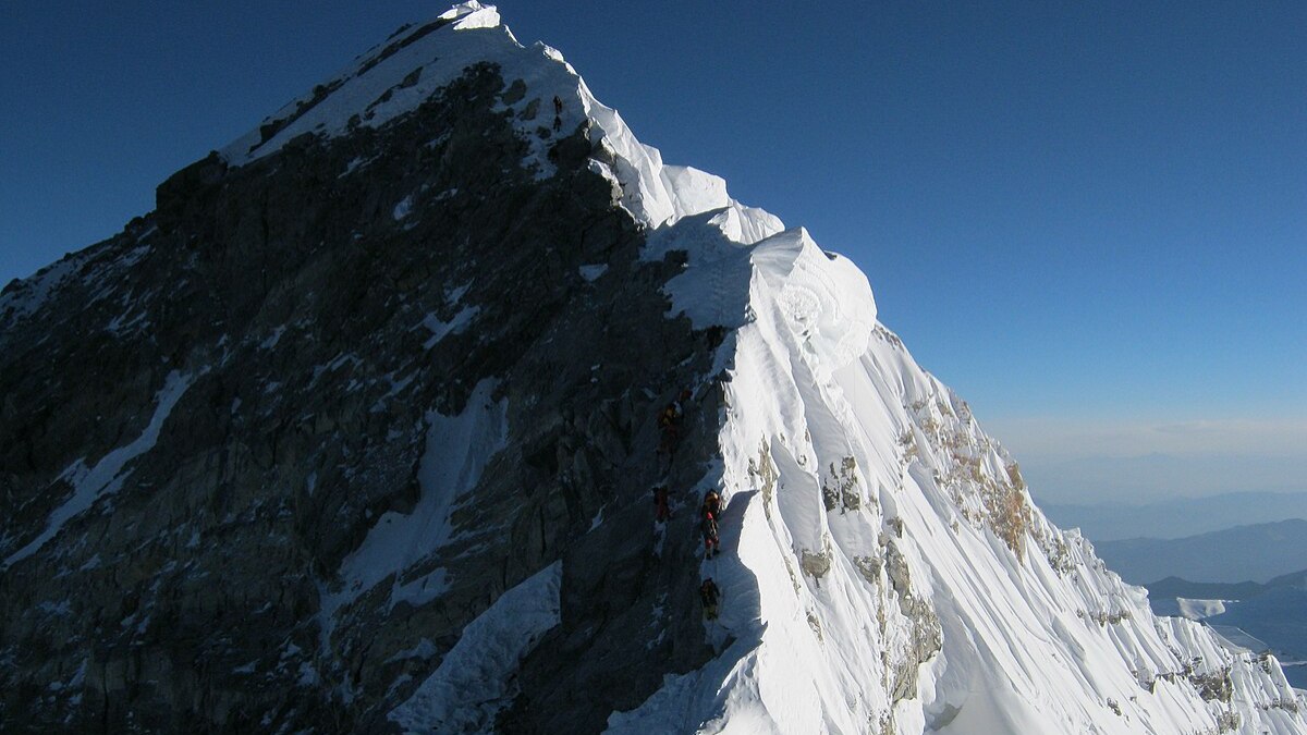 Nova regra do Evereste divide alpinistas