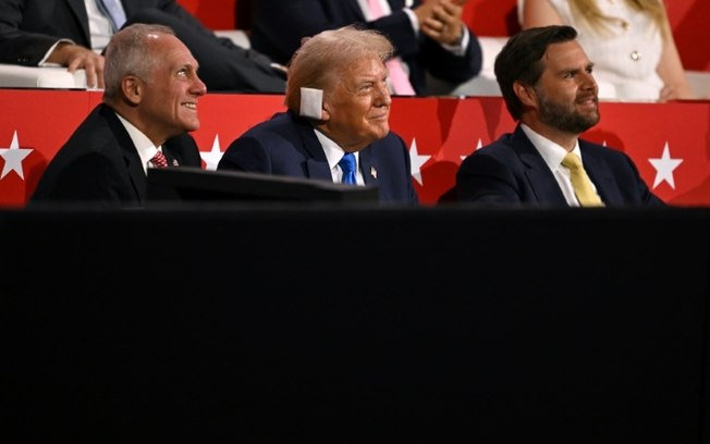 O líder da maioria republicana da Câmara de Representantes, Steve Scalise (E), o candidato à presidência, Donald Trump (C), e o senador por Ohio e candidato a vice-presidente, J.D. Vance, na Convenção Nacional Republicana em Wisconsin, em 16 de julho de 2024