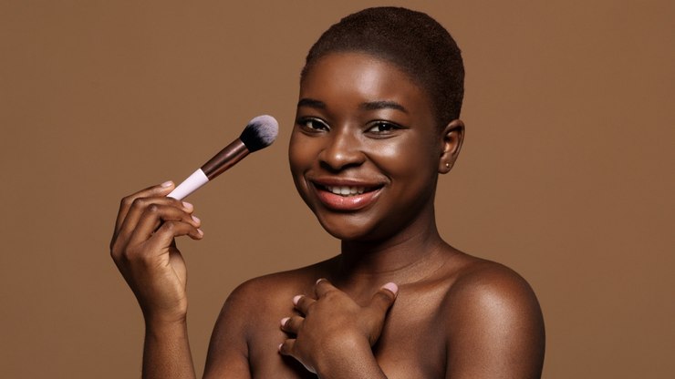 Como escolher blush para pele negra e realçar a sua beleza