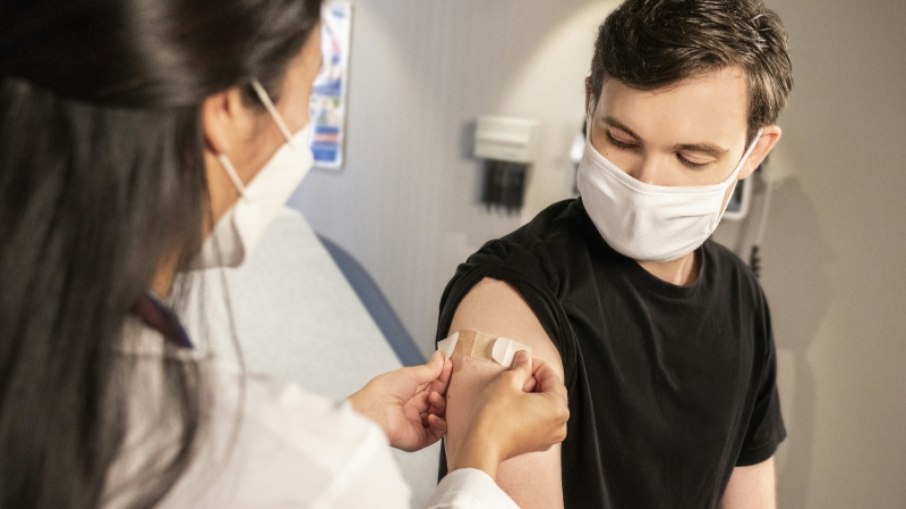 Vacina contra a gripe está disponível para todas as pessoas com mais de seis meses de idade Vacina contra a gripe está disponível para todas as pessoas com mais de seis meses de idade
