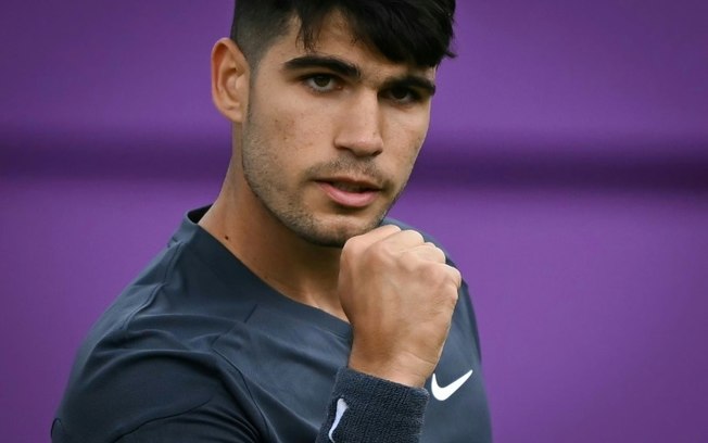 Carlos Alcaraz comemora durante a vitória sobre Francisco Cerúndolo, na primeira rodada do ATP 500 de Queen's