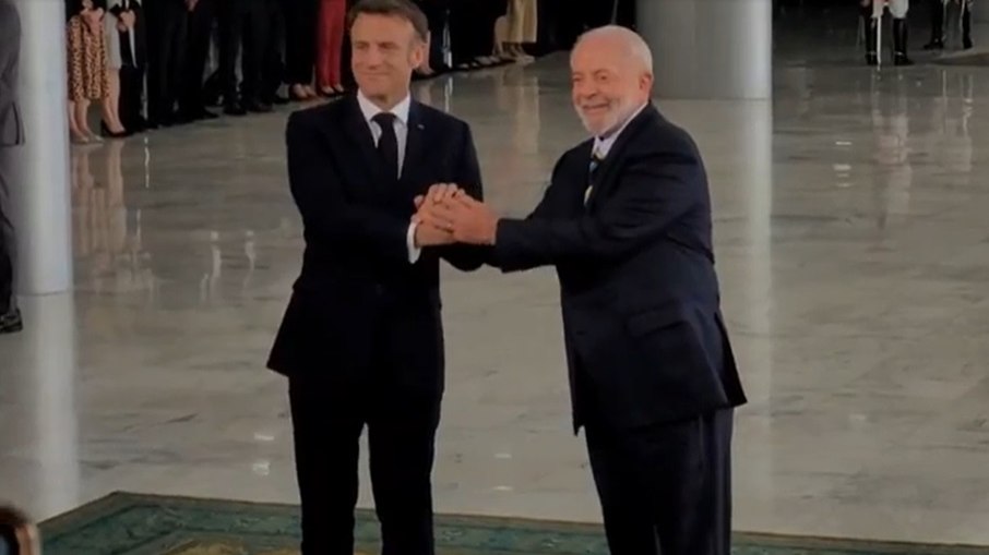 Lula recebe o presidente da França, Emmanuel Macron, no Palácio do Planalto
