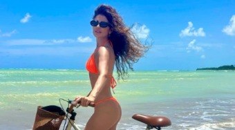 Paula%20Fernandes%20faz%20charme%20durante%20passeio%20de%20bicicleta%20na%20praia