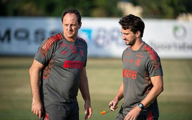 Rogério Ceni se reapresenta ao Flamengo e comanda treino no Ninho