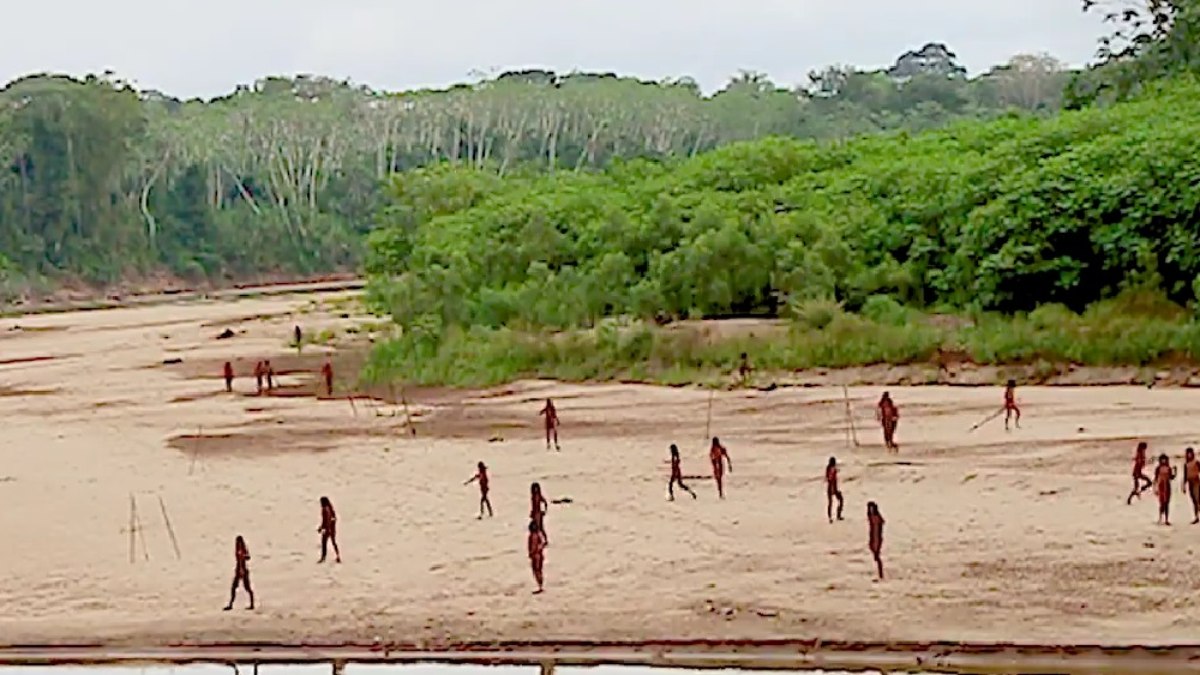 Vídeo mostra indígenas da tribo dos Mashco Piro, que vivem na Amazônia peruana na fronteira com o Brasil