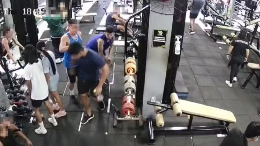 Momento em que rapaz ataca outro com barra de ferro