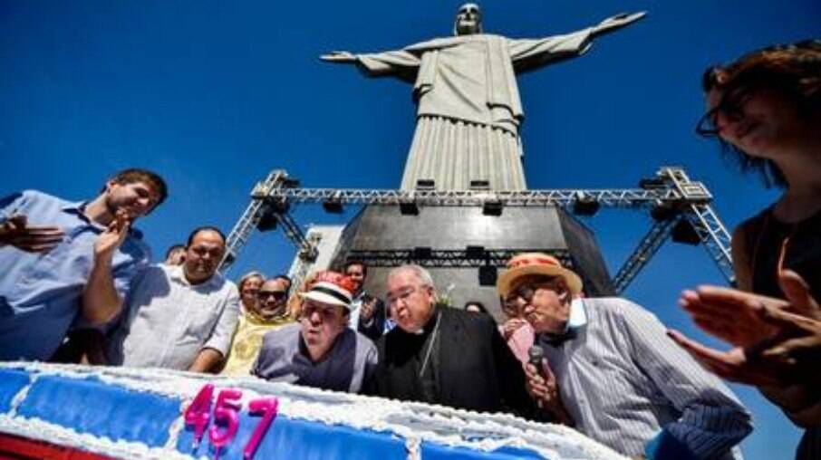 Dia de festa: Paes e dom Orani com o bolo de aniversário do Rio 