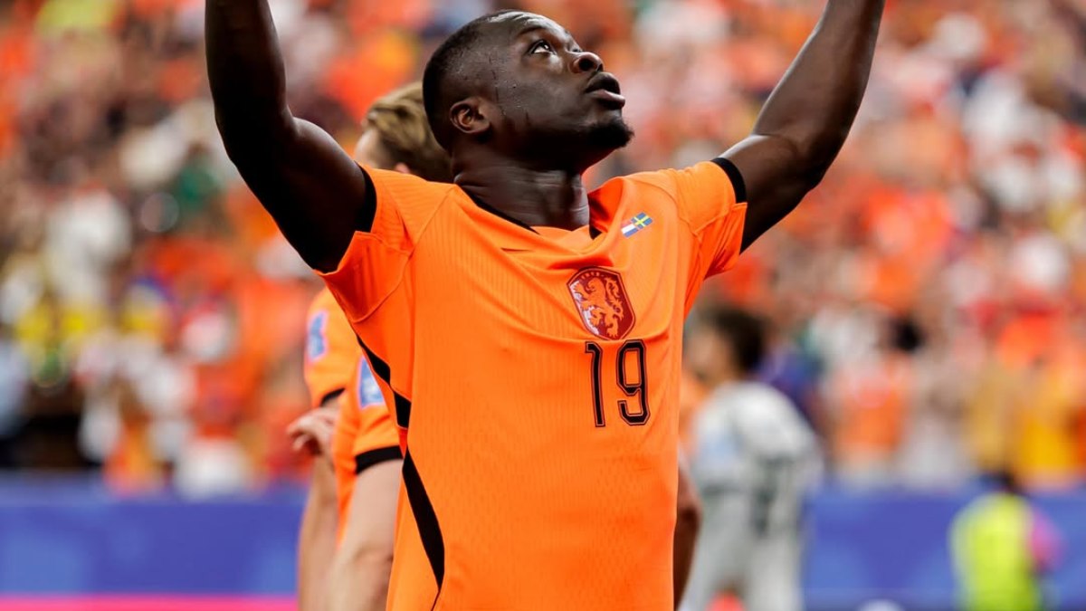 Brobbey comemora gol marcado contra a Suécia Brobbey comemora gol marcado contra a Suécia