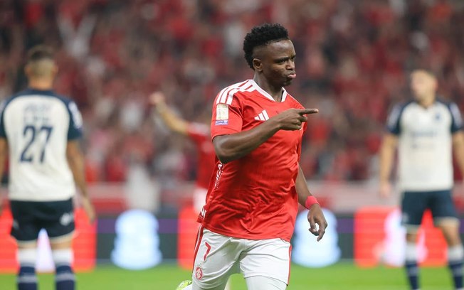Matheus Bahia celebra o gol marcado por Carbonero
