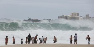 Semana no Rio começa com chuva, frio e alerta de Ressaca