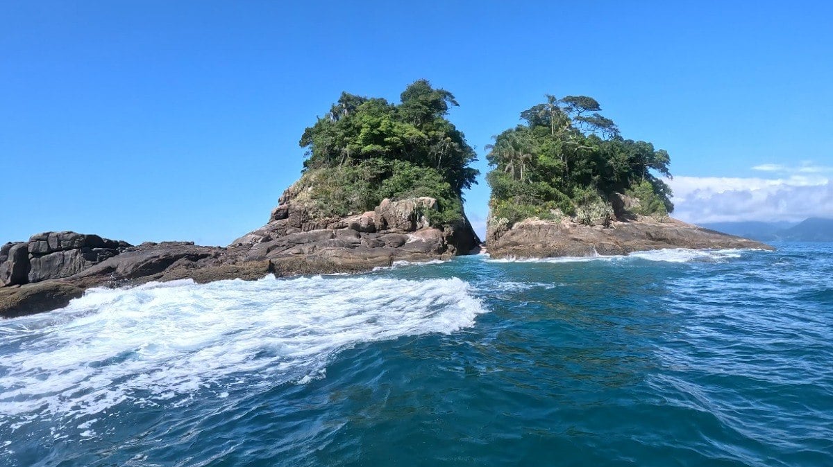 Ilha Rachada, localizada em Ubatuba, Litoral Norte de SP